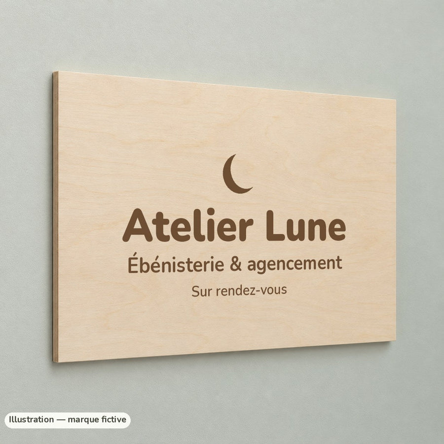 Plaque d'accueil en bois de bouleau gravée (marque fictive)