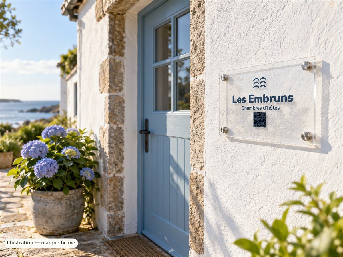 Plaque de chambres d'hôtes avec QR code à l'entrée d'une maison côtière (marque fictive Les Embruns)