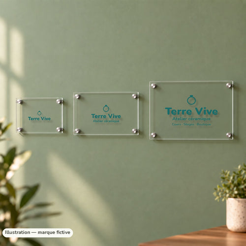 Trois formats de plaque plexiglas sur entretoises : 20 × 15, 30 × 20 et 40 × 30 cm (marque fictive Terre Vive)