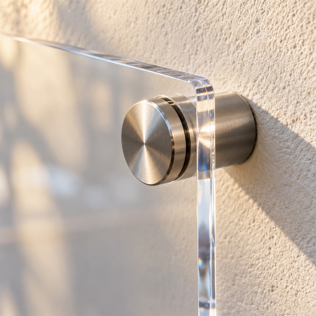 Détail d'une entretoise inox fixant une plaque en plexiglas 5 mm