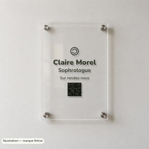 Plaque avec QR code en plexiglas, format portrait, modèle sophrologue Claire Morel (marque fictive)