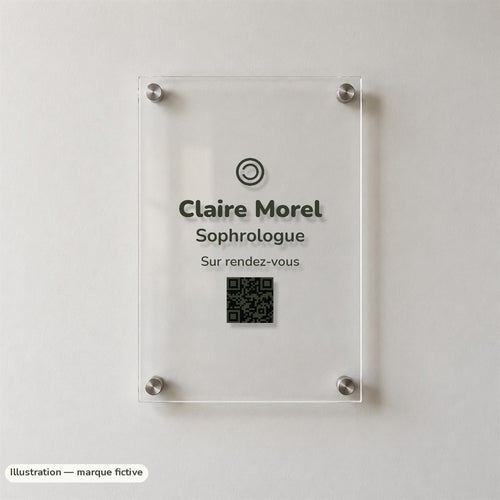 Plaque avec QR code en plexiglas, format portrait, modèle sophrologue Claire Morel (marque fictive)