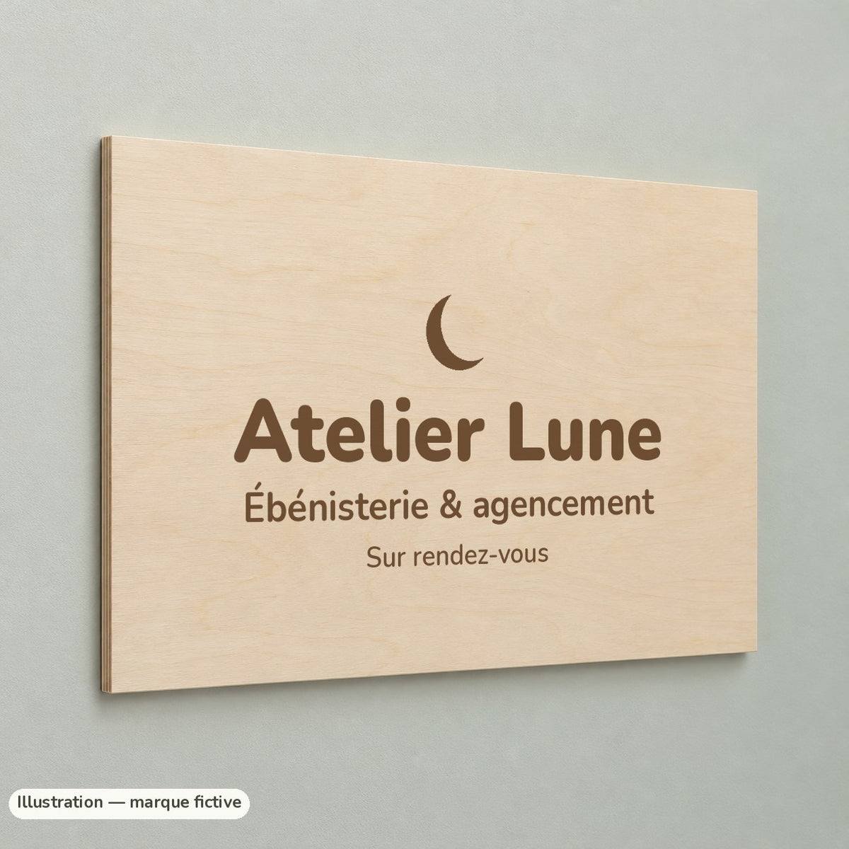 Plaque d'accueil en bois de tilleul gravée au laser avec logo (marque fictive Atelier Lune)