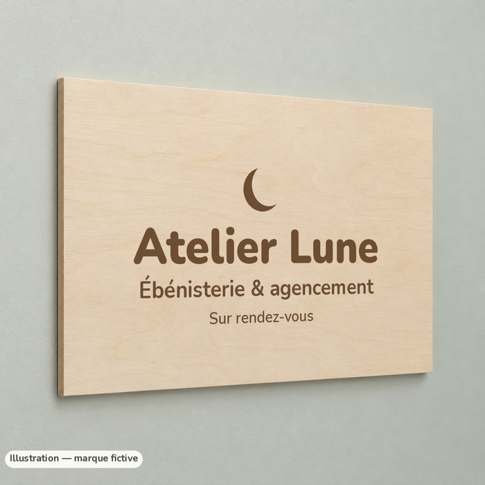 Plaque d'accueil en bois de tilleul gravée au laser avec logo (marque fictive Atelier Lune)